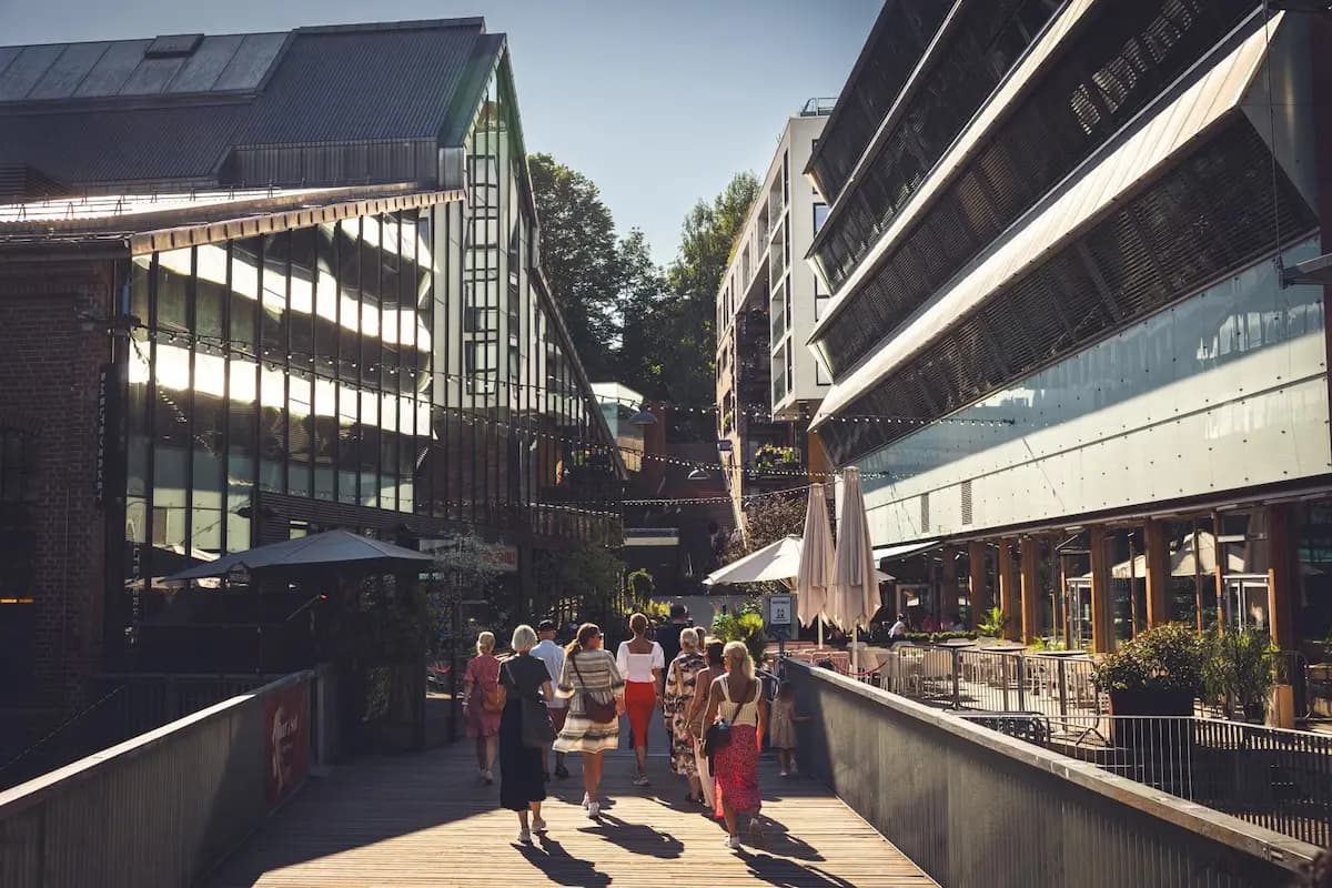 Calle en Grünerløkka con arte urbano