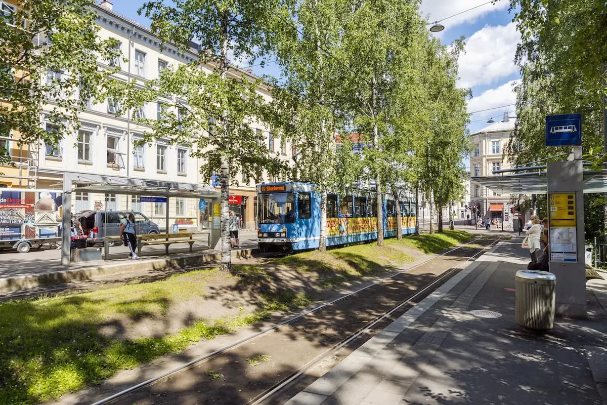Calle en Grünerløkka con arte urbano