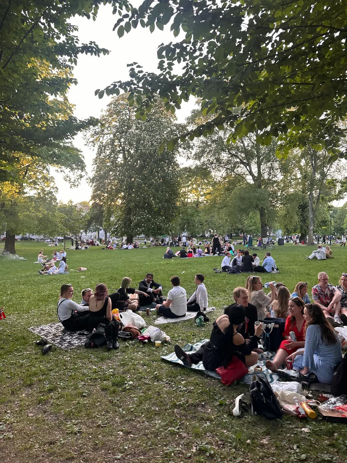 Calle en Grünerløkka con arte urbano