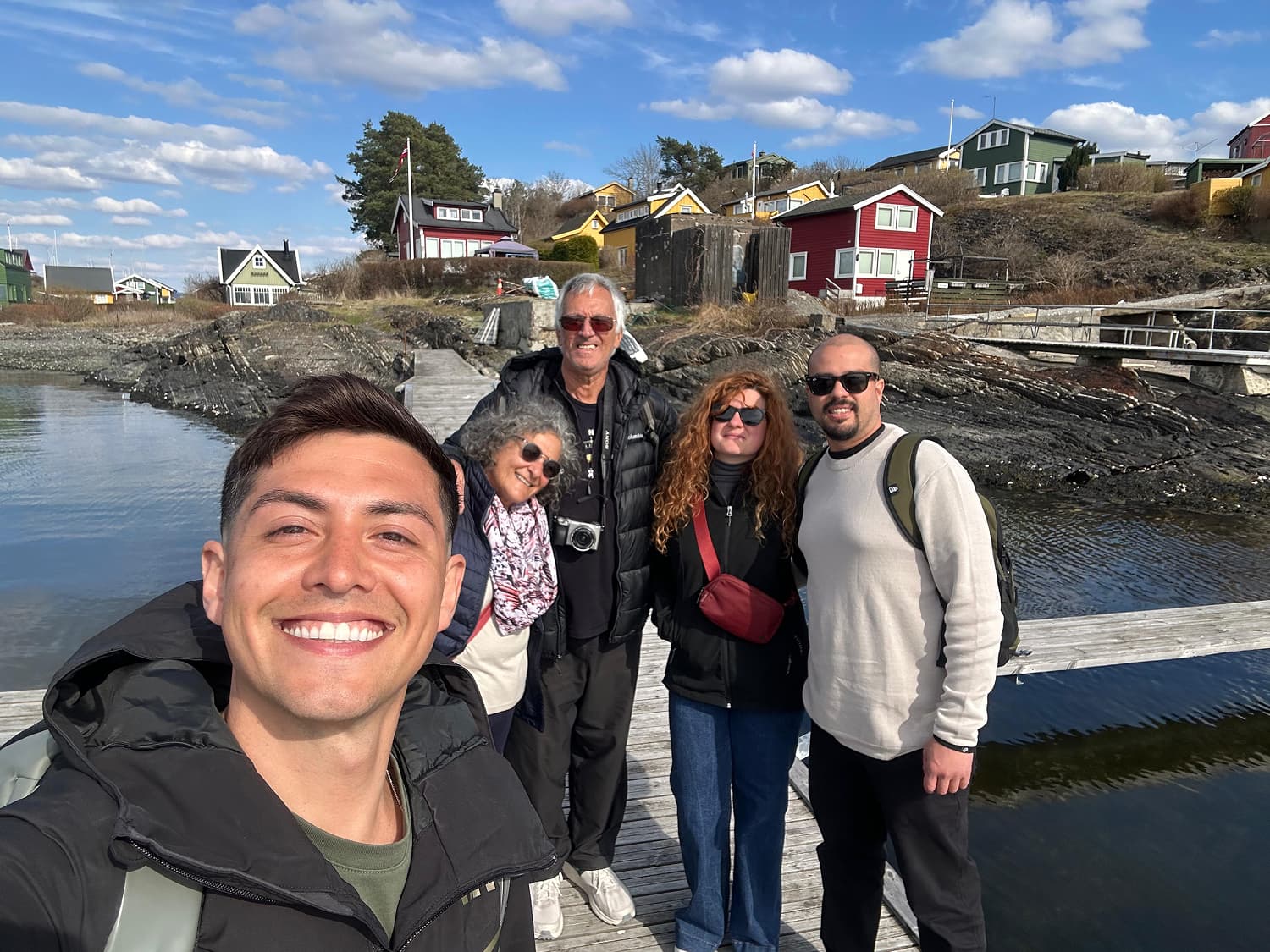Mauricio con participantes del tour en las islas del fiordo de Oslo